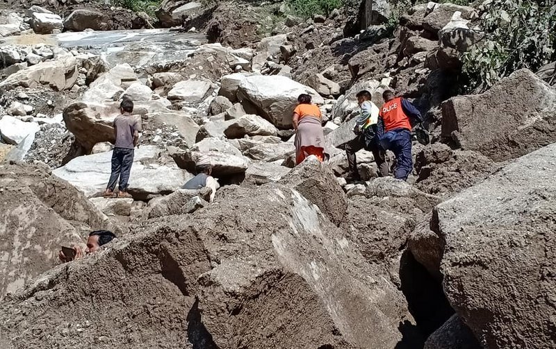 पहिरोले कर्णाली राजमार्ग अवरुद्ध