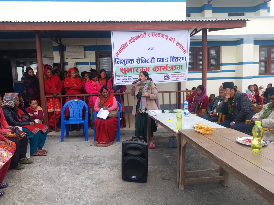 निःशुल्क सेनिटरी प्याड वितरण गर्दै वीनपा