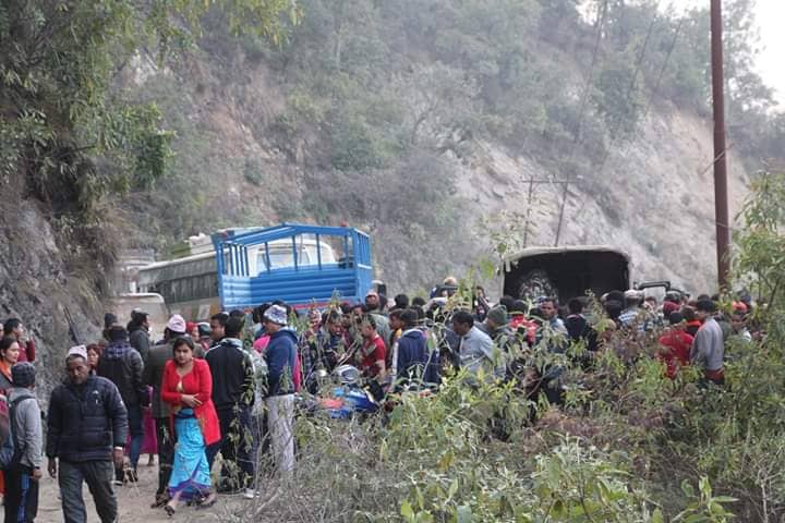 सेनाको गाडी चोरखोलामा दुर्घटना
