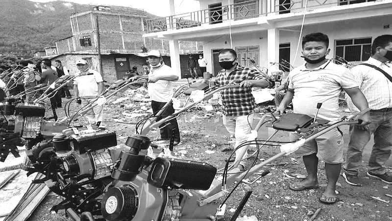 किसानलाई हातेट्र्याक्टर वितरण