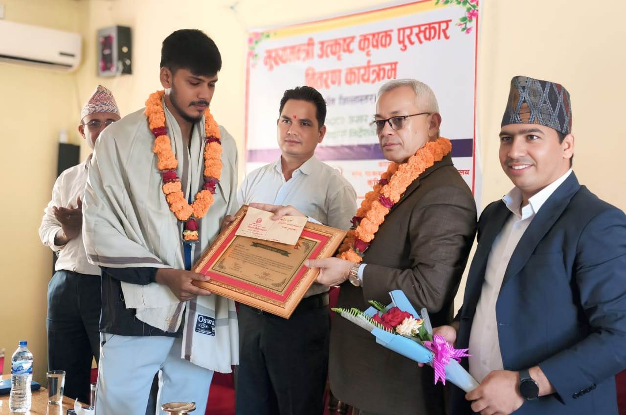 सुर्खेतका तीन जना कृषक पुरस्कृत