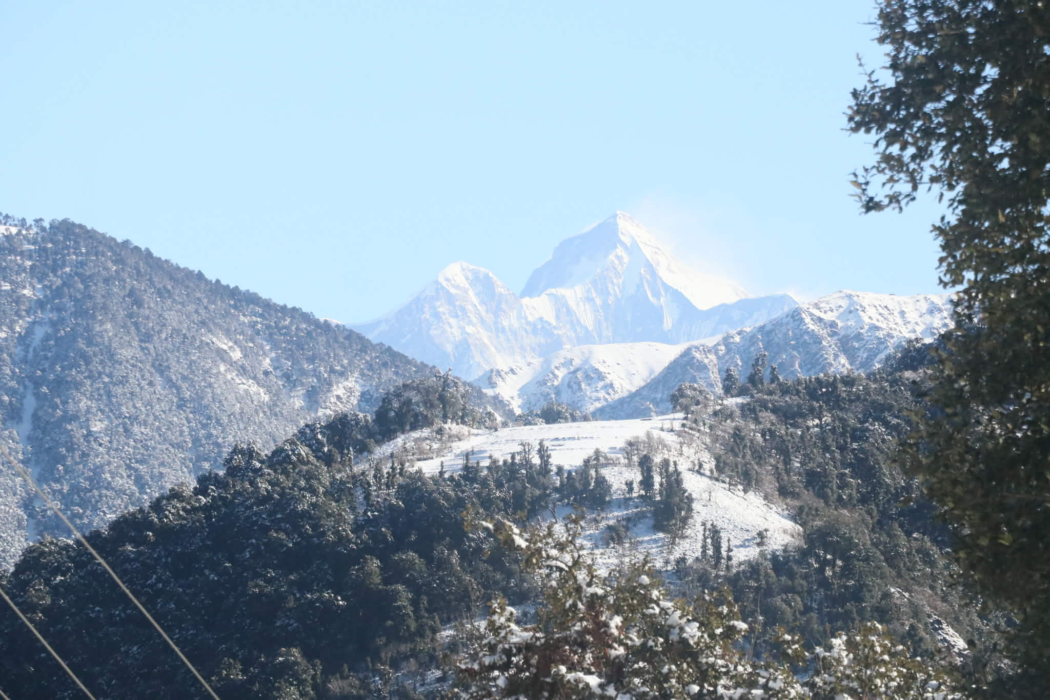 घाम लागेपछि खुलेको पुथा हिमाल !