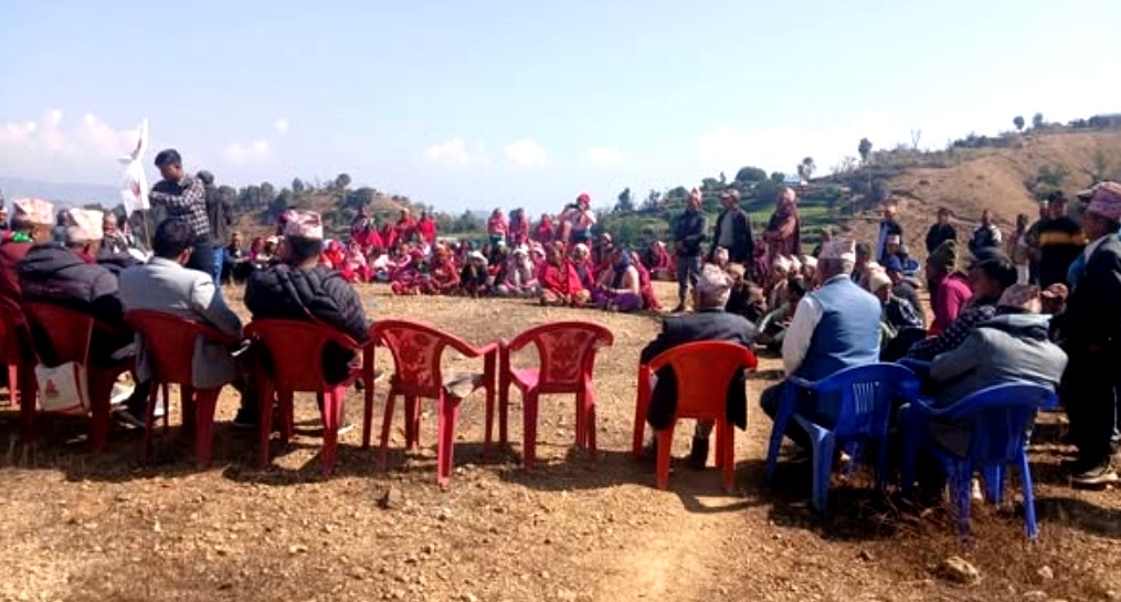 पञ्चपुरीको हासेगाउँका दर्जन बढी विभिन्न पार्टीका अगुवा नेता कार्यकर्ता एमालेमा प्रवेश