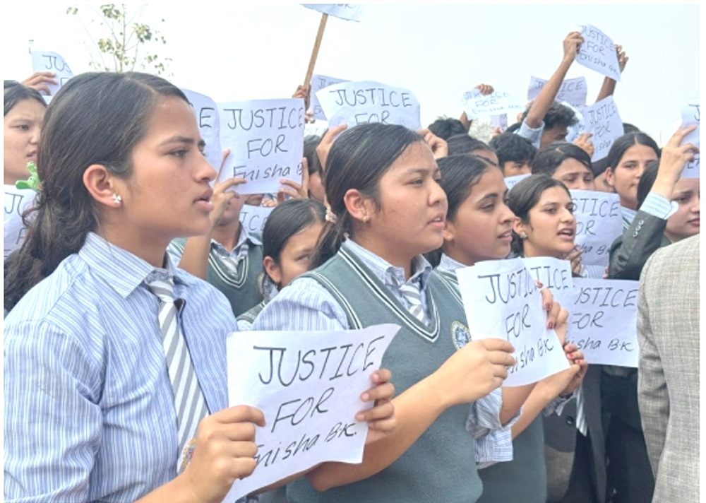 न्याय माग गर्दै इनिशा पढ्ने विद्यालयका बिद्यार्थी आन्दोलित
