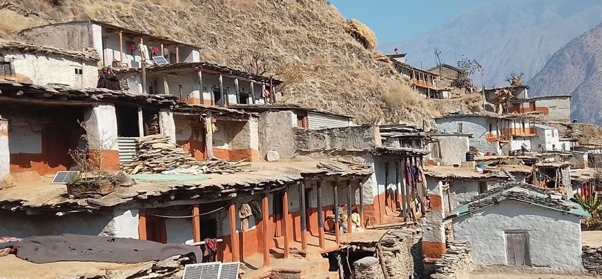 माटोका घरलाई विस्थापित गर्दै सिमेन्टका पर्खाल